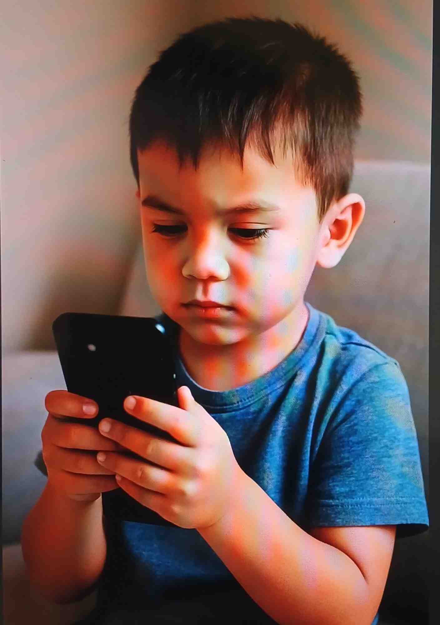 Membesarkan Anak Digital: Bersama Lawan Risiko, Bangun Literasi