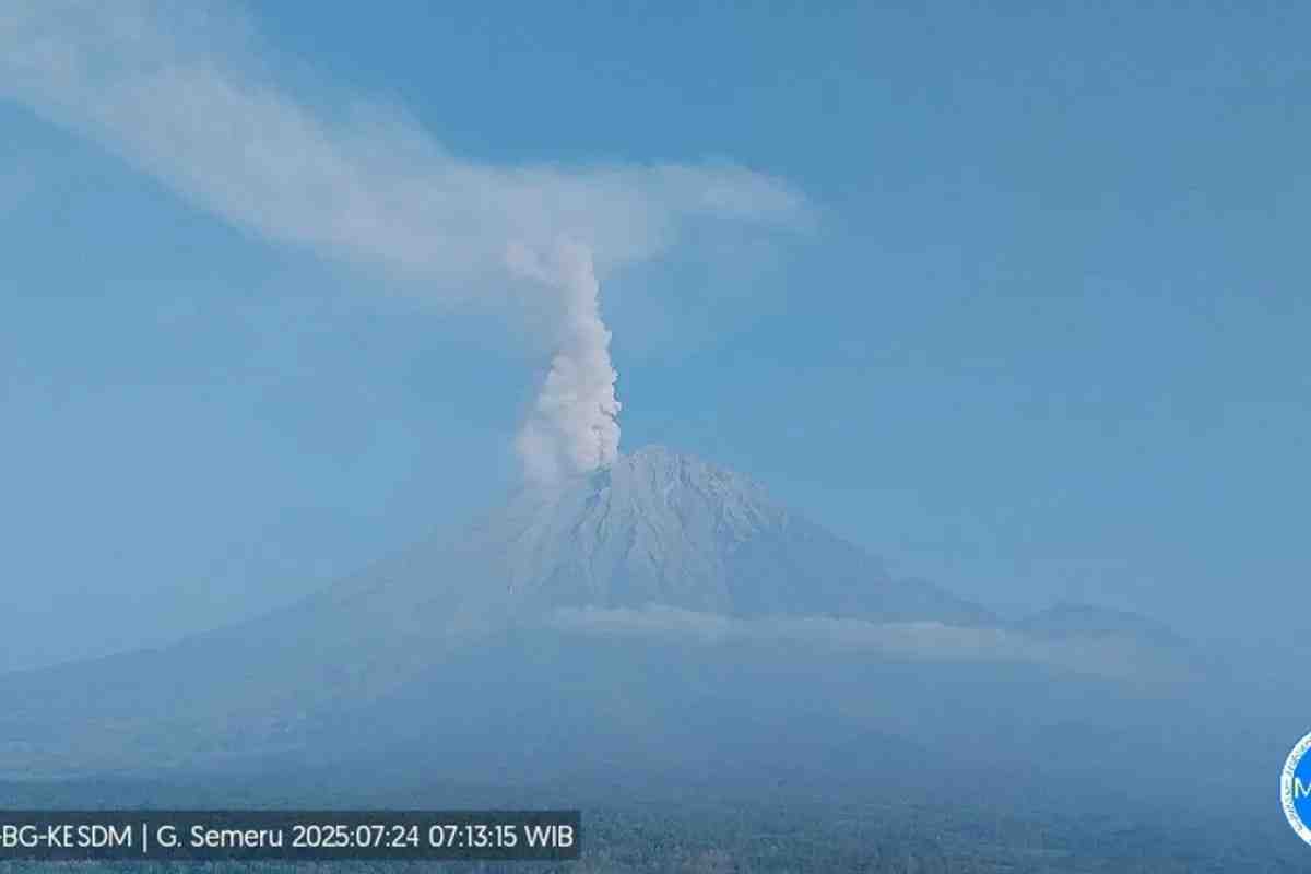 Waspada, Letusan Erupsi Semeru Capai Satu Km