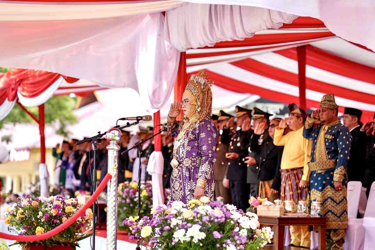 Bupati Siak Pimpin Upacara HUT RI Ke-80, Tampil dengan Pakaian Adat Melayu