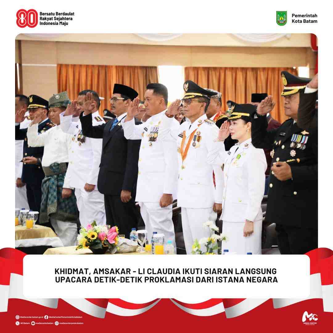 Khidmat, Amsakar - Li Claudia Menyaksikan  Siaran Langsung Upacara Detik-detik Proklamasi dari Istana Negara