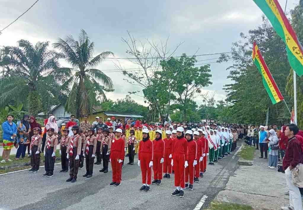 Meriahkan HUT ke-80 RI, Pengcam Sabak Auh, Siak Gelar Gerak Jalan Tingkat Pelajar   