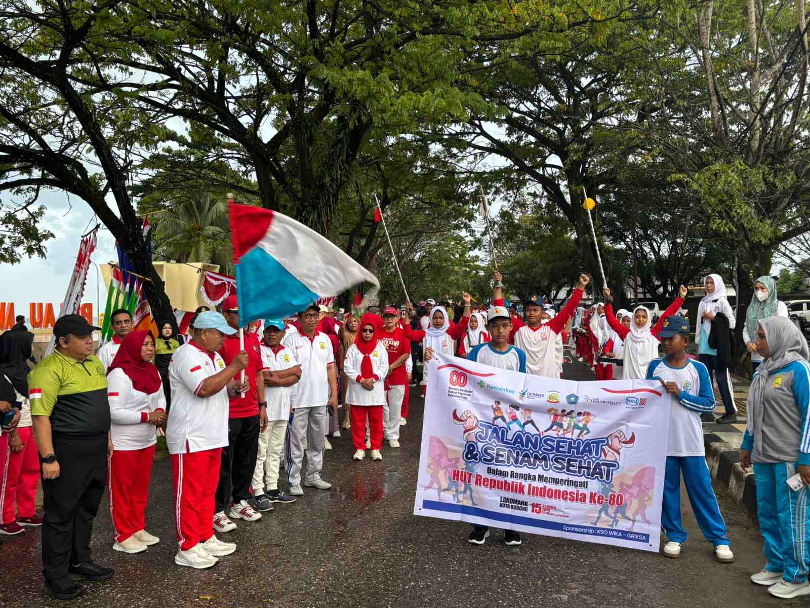 Jalan Sehat Meriahkan HUT ke-80 RI di Pulau Taliabu