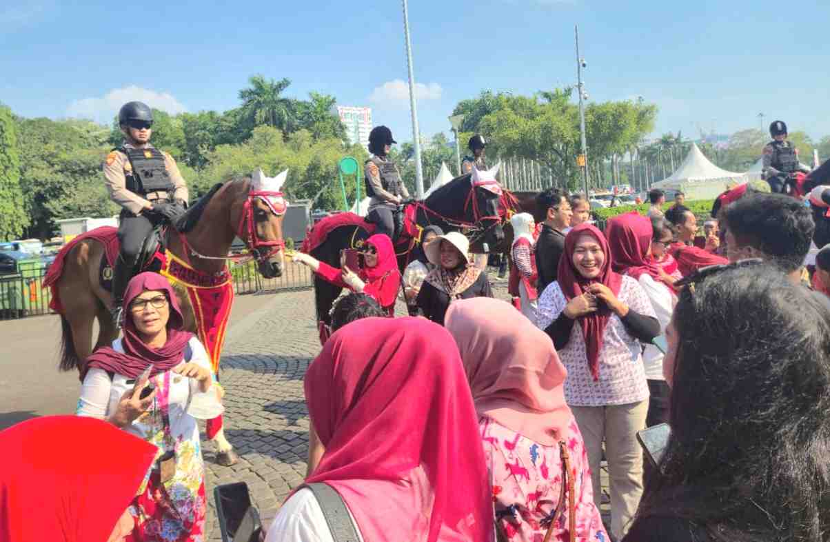 Polisi Berkuda Jadi Magnet Swafoto Warga di Perayaan HUT ke-80 RI