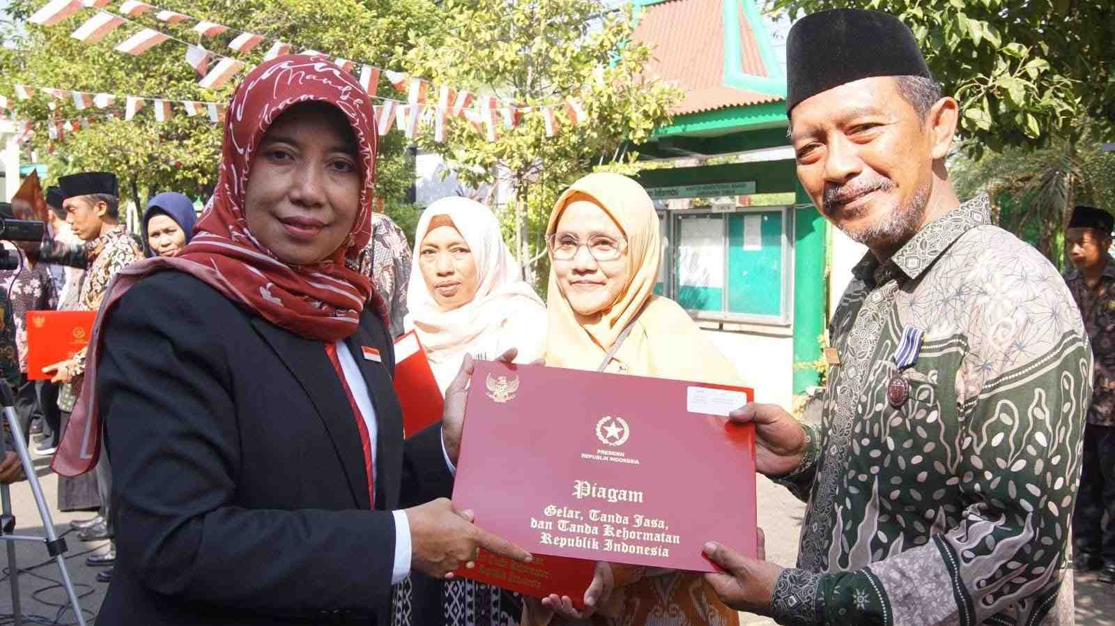 Kemenag Tuban Sematkan Lencana Karya Satya kepada 44 ASN pada HUT ke-80 RI