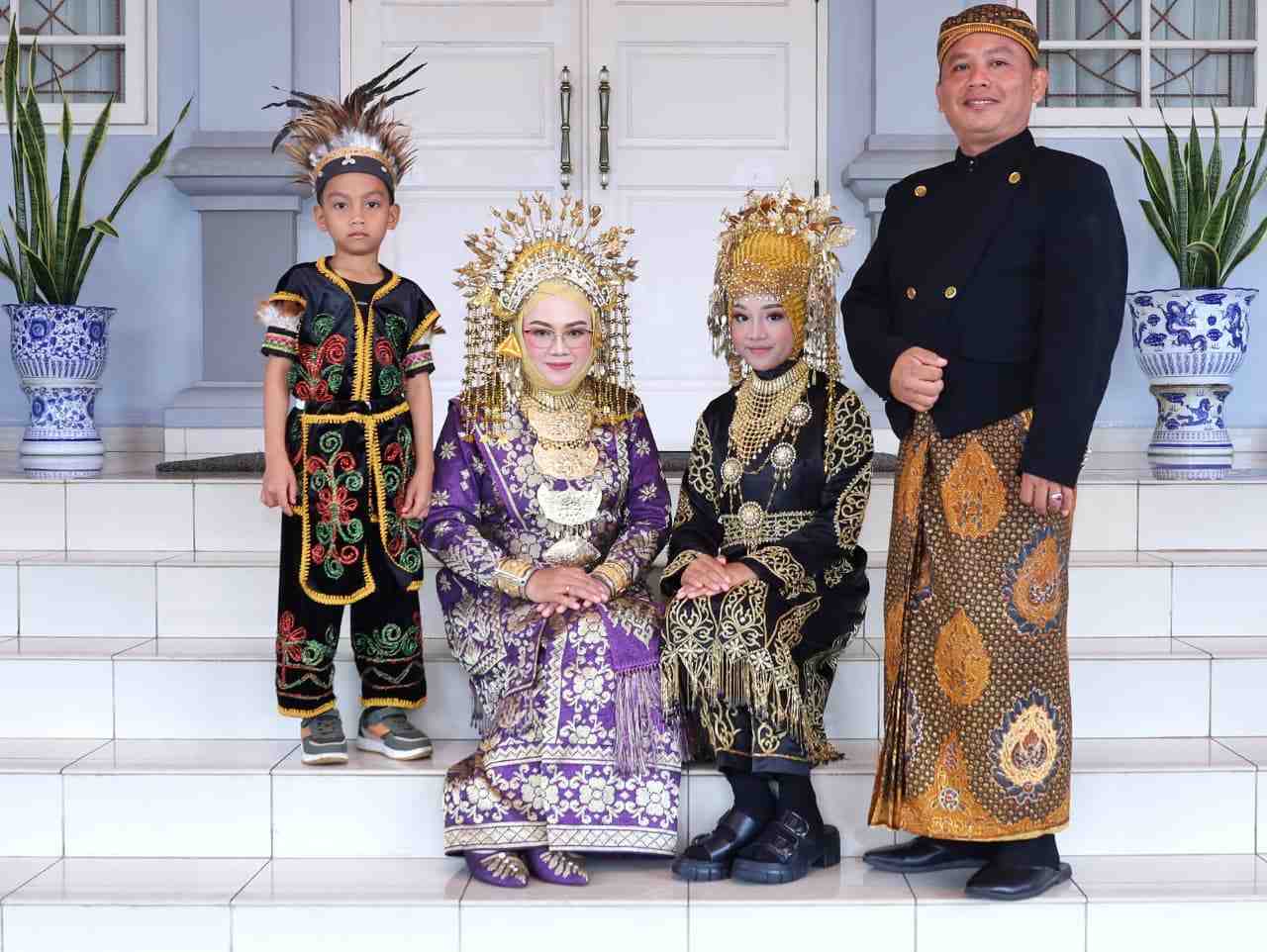 Momen HUT RI ke-80, Bupati Siak dan Keluarga Kompak Kenakan Busana Adat Nusantara