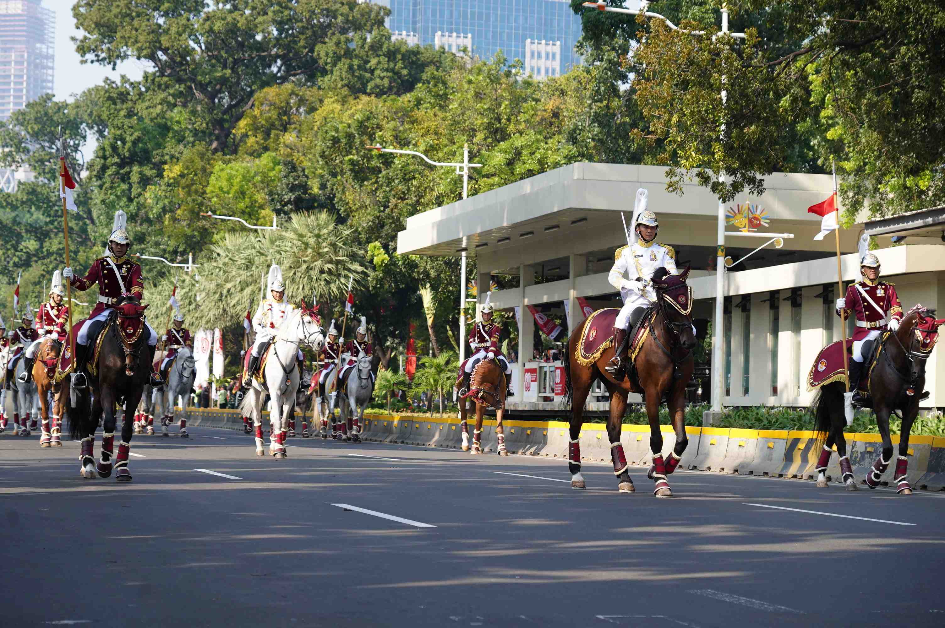 Merah Putih Raksasa Hiasi Langit Jakarta, Semarak 80 Tahun Indonesia Merdeka
