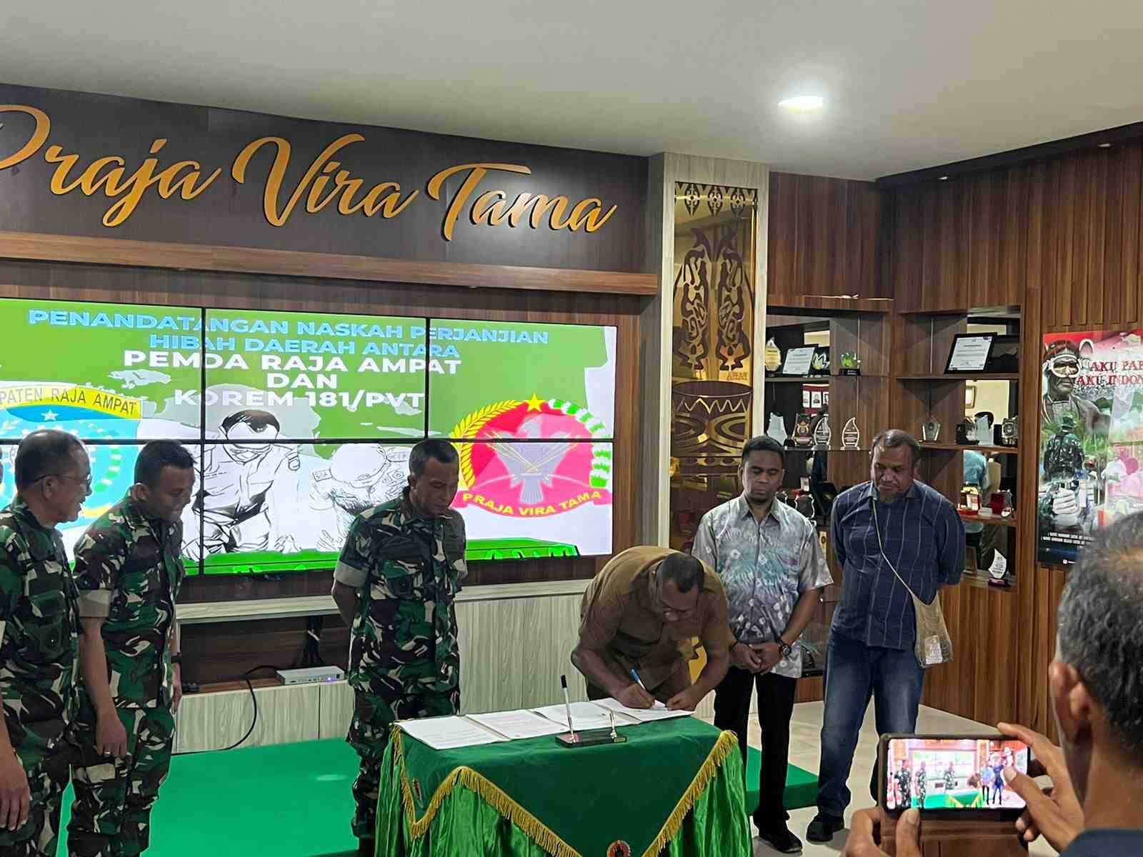 Pemkab Raja Ampat - Korem 181/PVT Perkuat Sinergi Perkuat Pertahanan dan Pembangunan Daerah