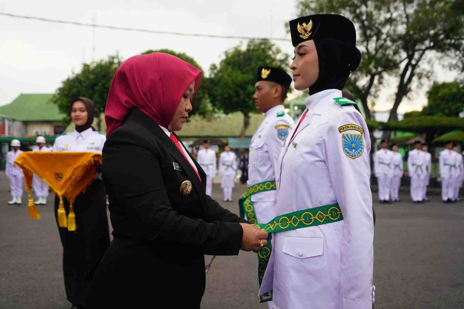 Probolinggo Kukuhkan 74 Anggota Paskibraka HUT ke-80 RI