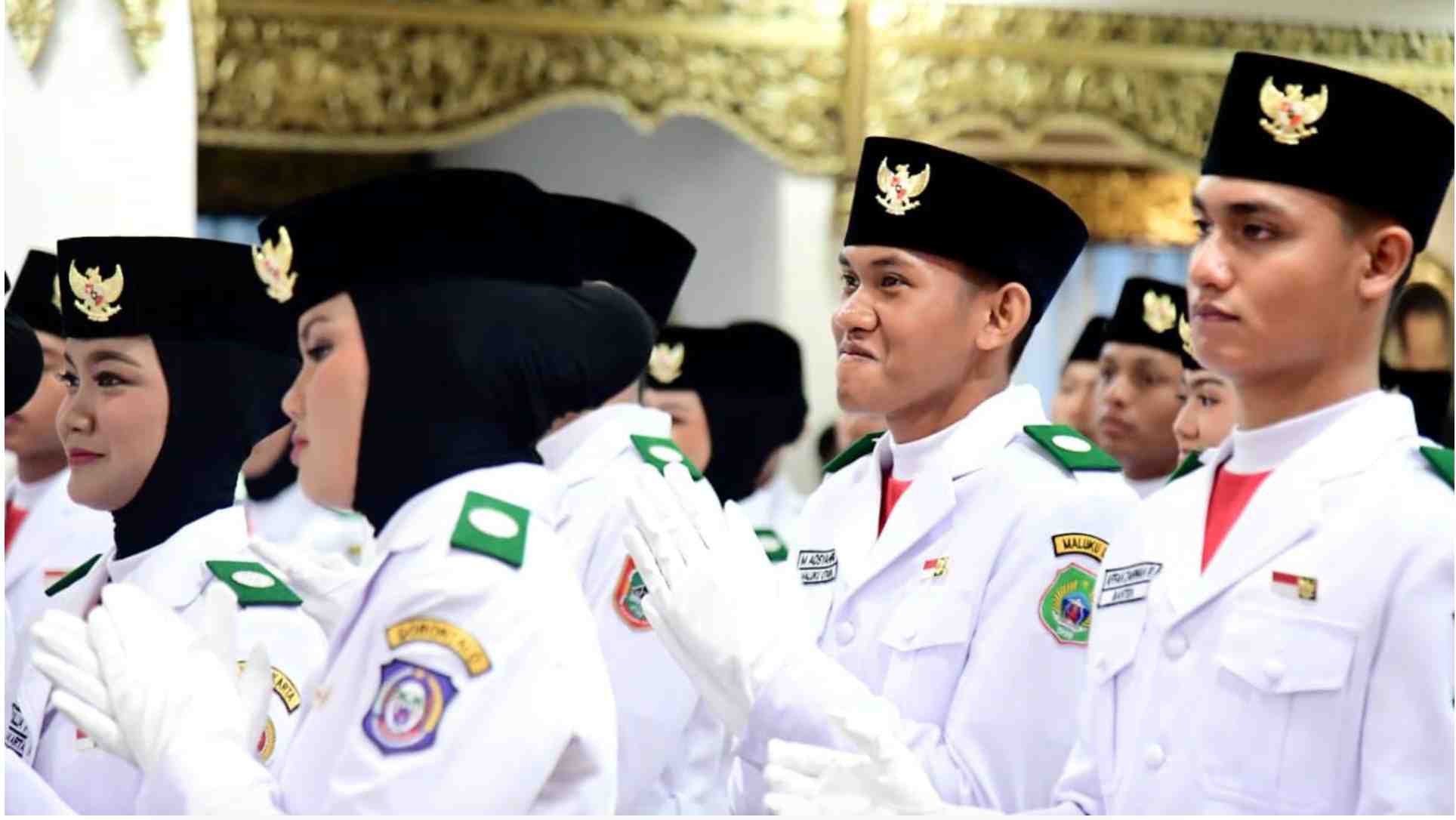 Formasi "Indonesia Berdaulat" Kibarkan Merah Putih pada HUT ke-80 RI