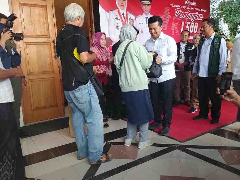  Jelang HUT ke-80 RI, Pemprov Jatim Bagikan 1.500 Bendera Merah Putih dan Sembako 