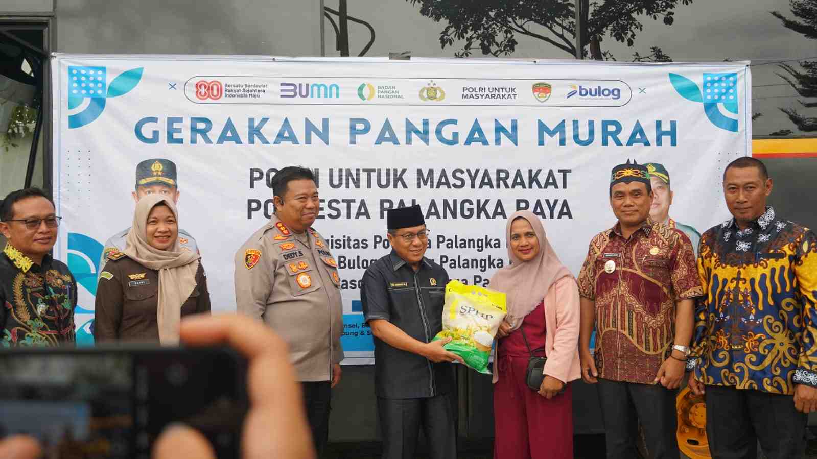  Jelang HUT RI, Polresta Palangka Raya Salurkan 3 Ton Beras