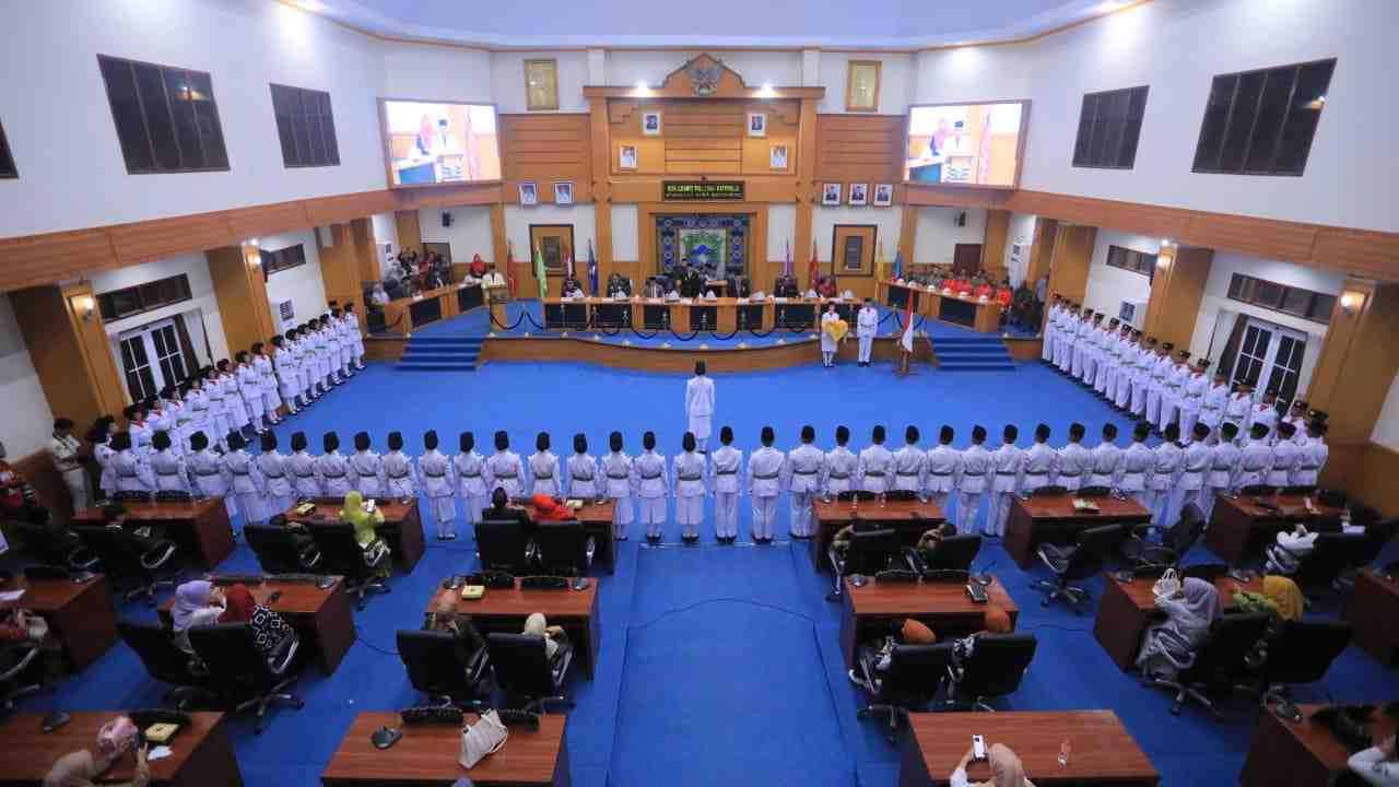 Meriah, 71 Anggota Paskibraka Pangkep Dikukuhkan di Gedung DPRD