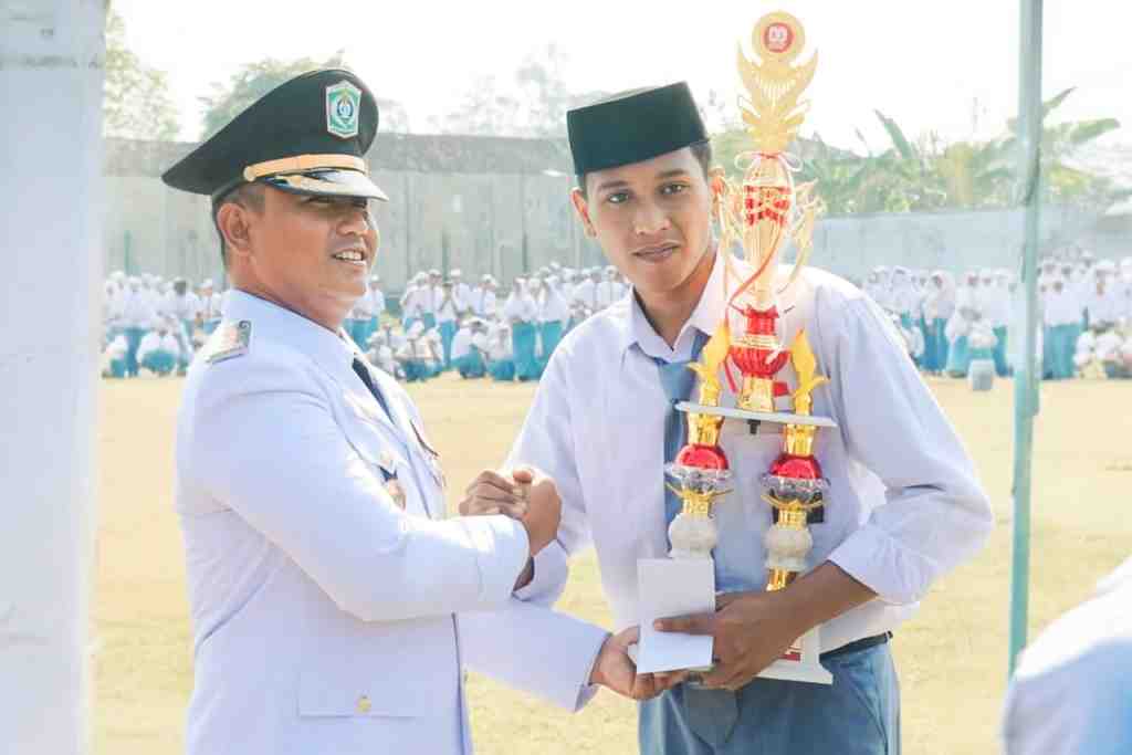 Dari SD hingga SMA, Pelajar Yosowilangun Belajar Kebangsaan lewat Lomba Barisan