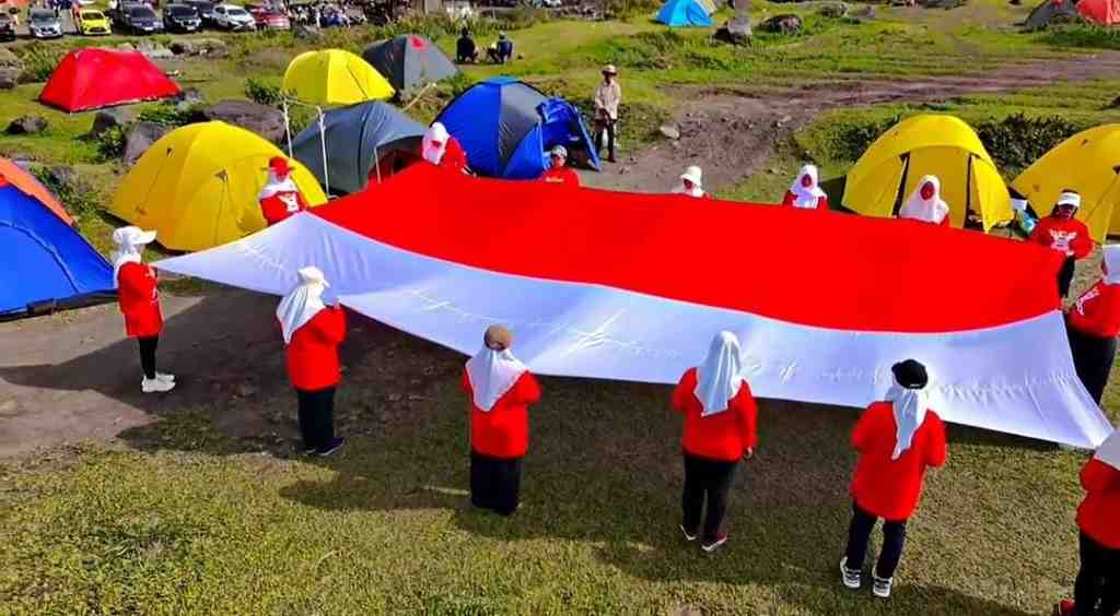 Bentangan Merah Putih di Gunung Semeru, Simbol Peran Perempuan dalam Kebangsaan