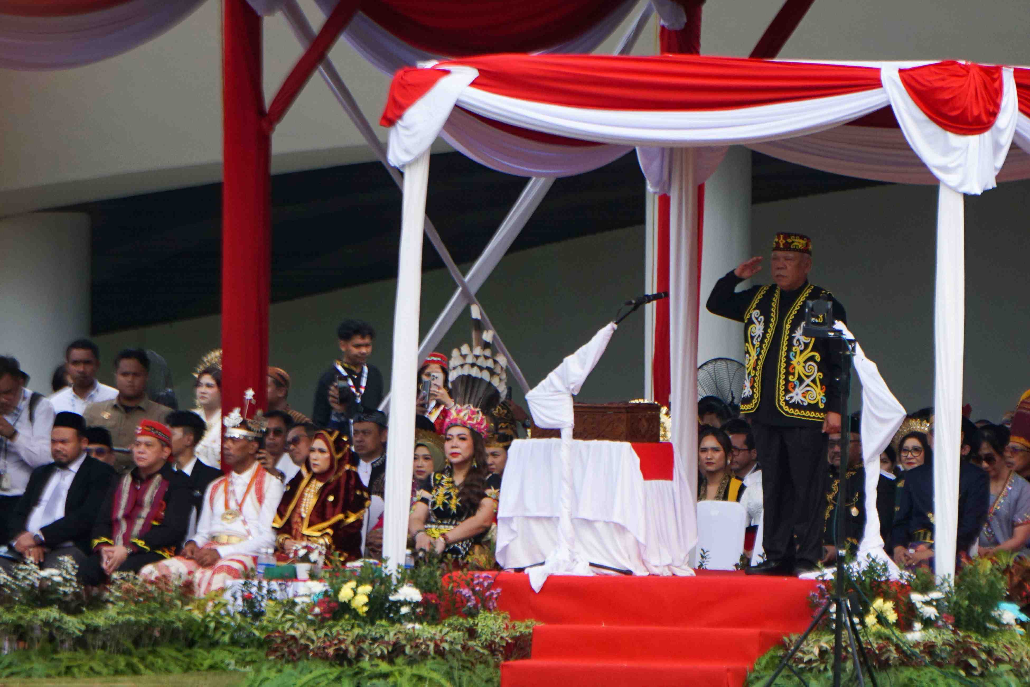 Upacara HUT RI ke-80 di IKN, Kepala Otorita Pakai Baju Adat Dayak 