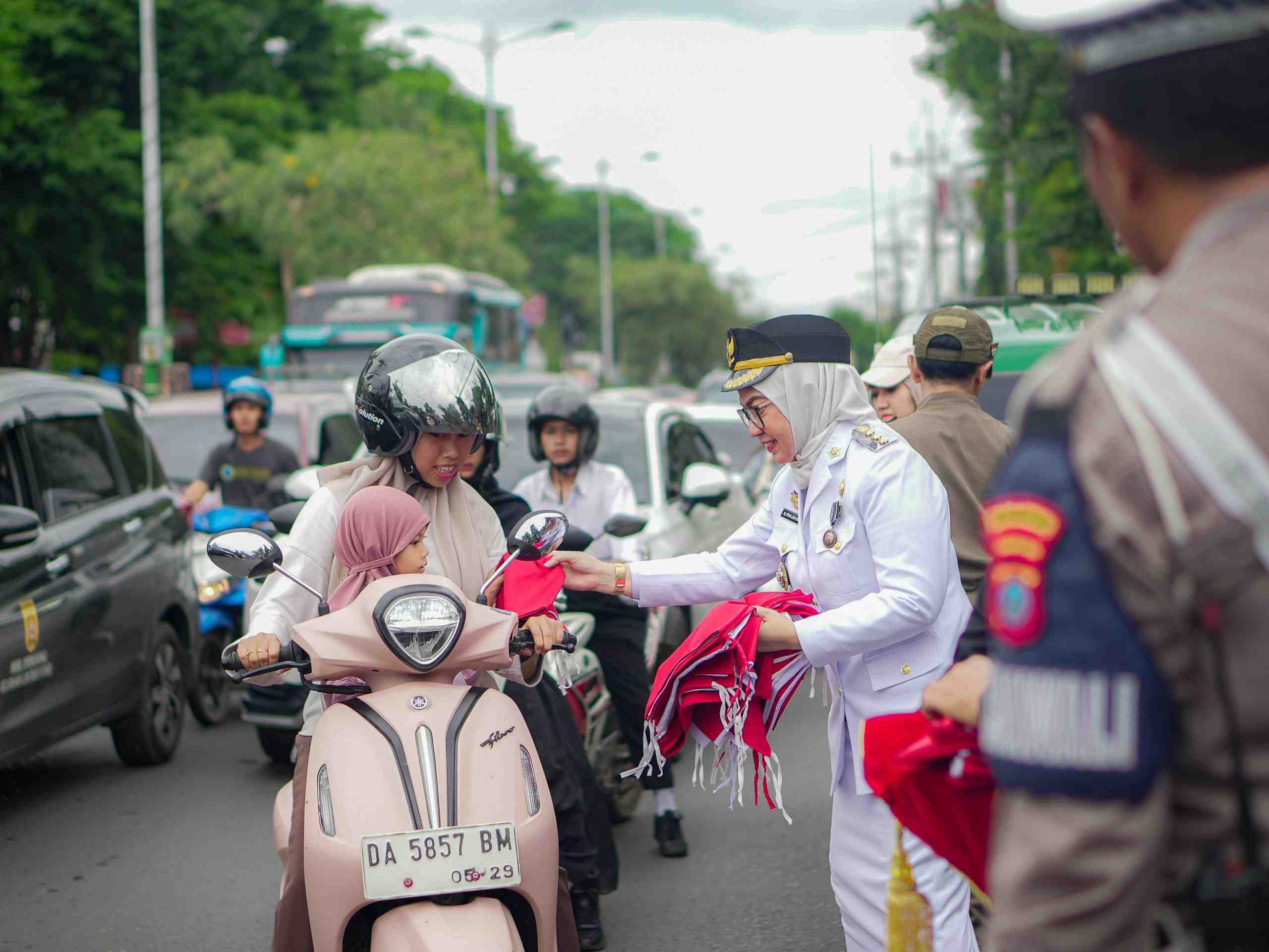 Semarak HUT RI di Banjarbaru, Pemimpin Daerah Bagikan Bendera dan Kunjungi Veteran