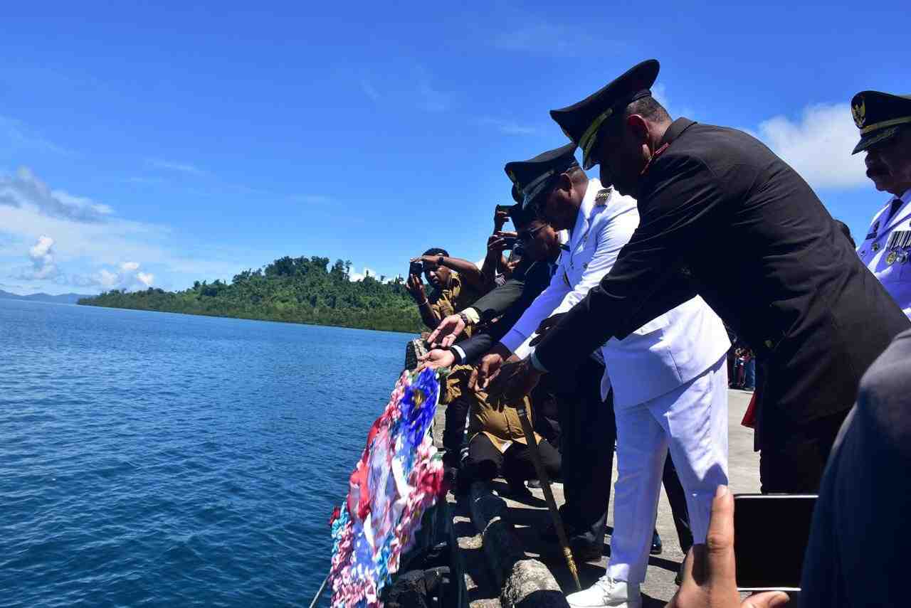 Peringati HUT ke-80 RI, Kapolres Raja Ampat Pimpin Upacara Pelarungan Bunga di Pelabuhan Waisai