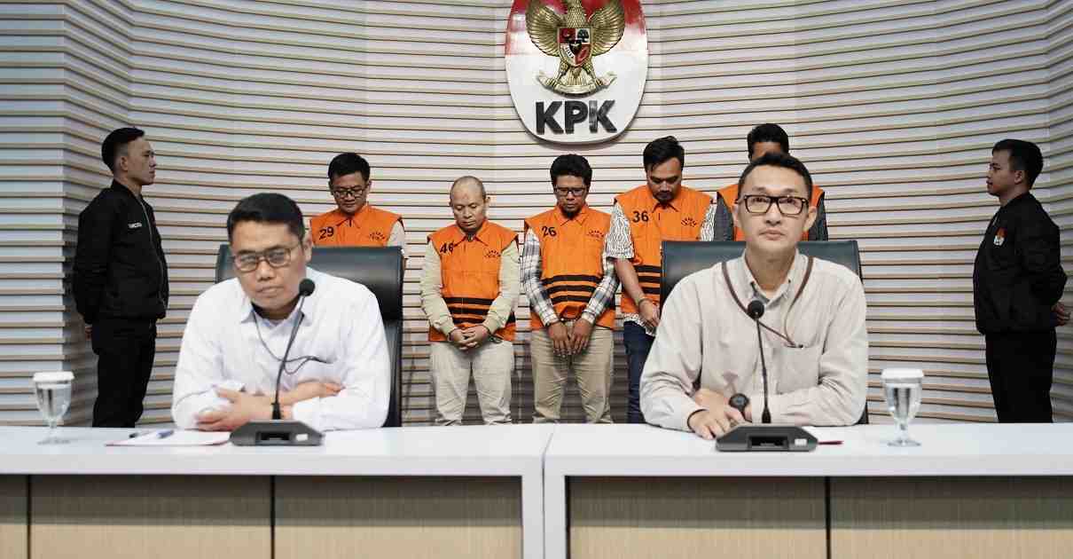 KPK Tahan Lima Tersangka Korupsi Kredit Fiktif di BPR Jepara Artha, Kerugian Negara Rp254 Miliar