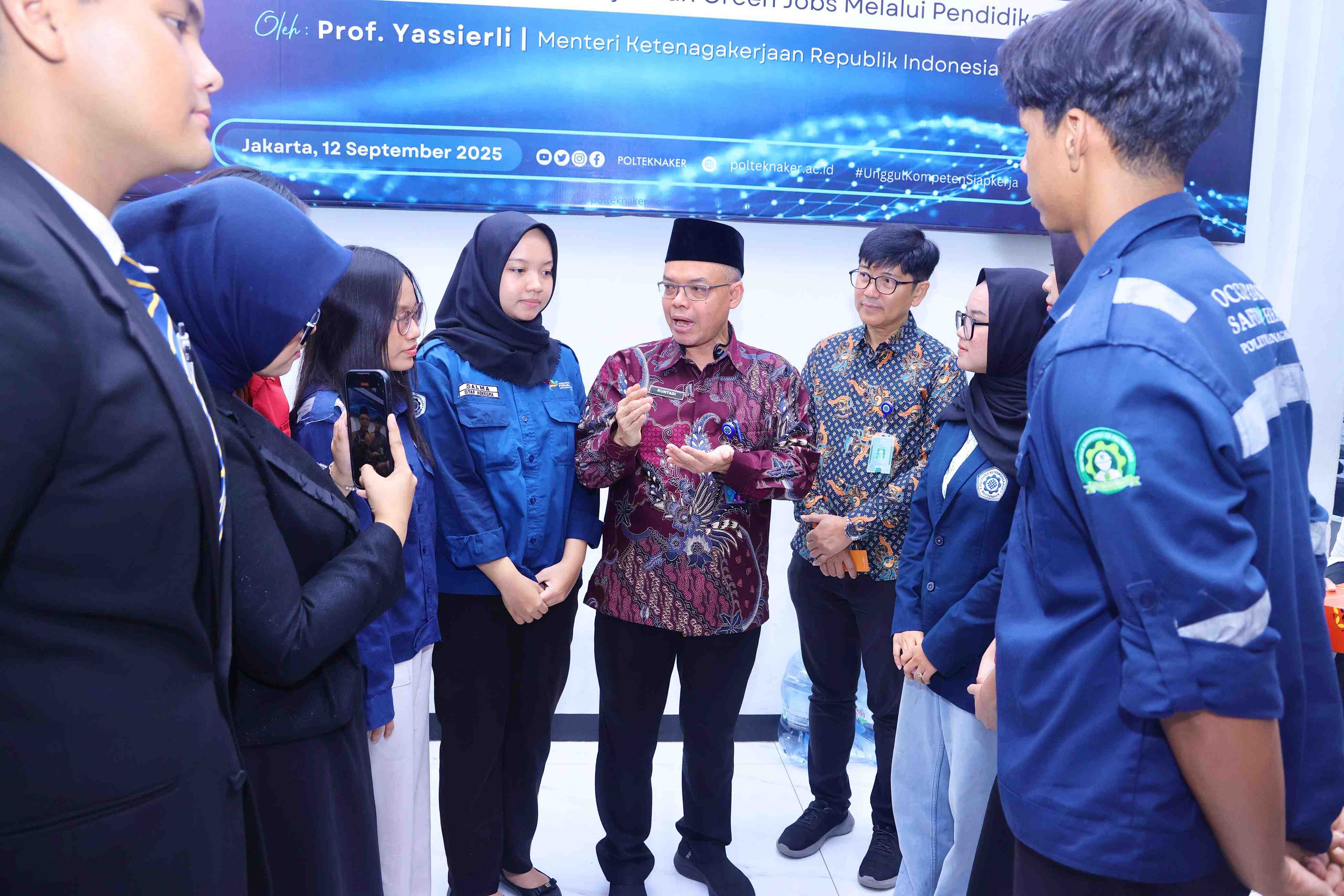 Mahasiswa Polteknaker Siap Bersaing di Final Indonesian Polytechnic English Championship 2025