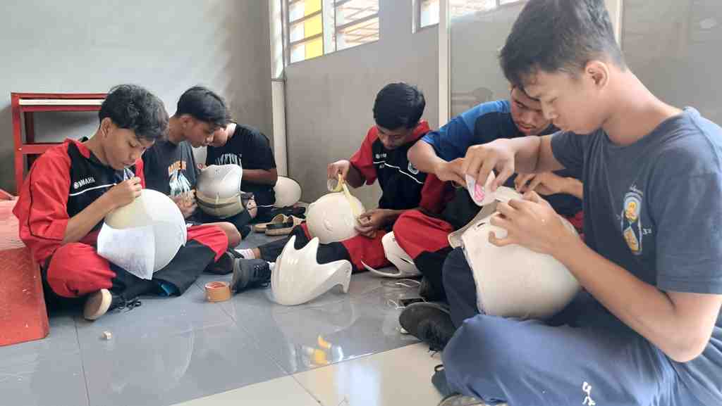 Seni Repaint Helm, Jadi Alternatif Bisnis Gen Z di Batang