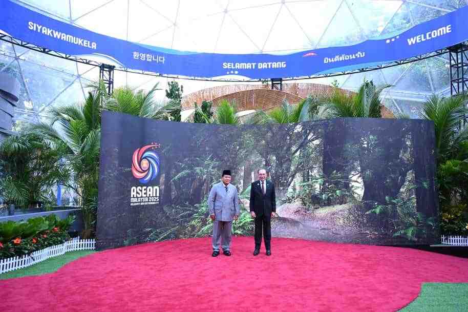 Presiden Prabowo Disambut Hangat PM Anwar Ibrahim di Pembukaan KTT ke-47 ASEAN
