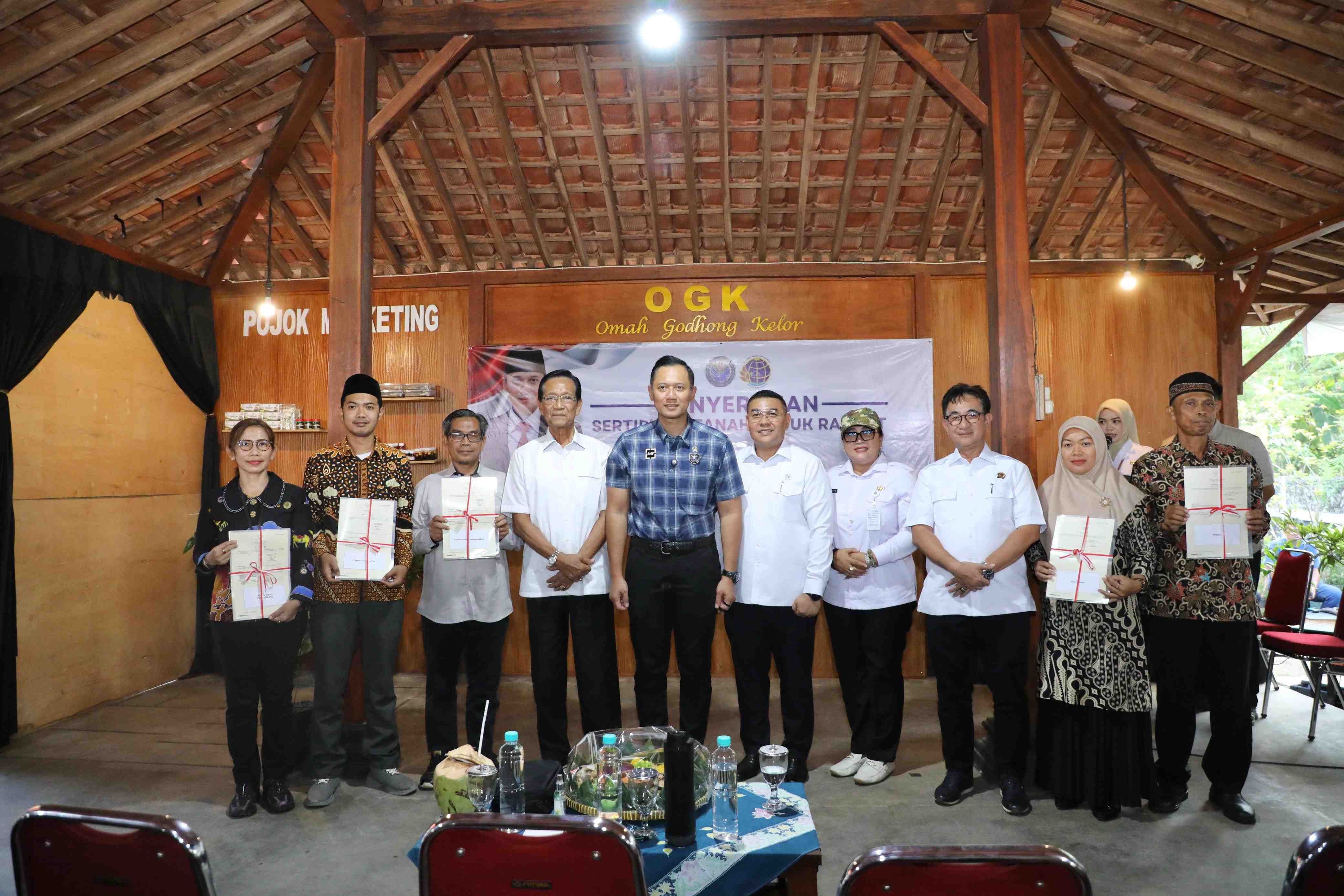 Sri Sultan Hamengkubuwono X Apresiasi Penyerahan Sertipikat Tanah untuk Masyarakat Gunungkidul