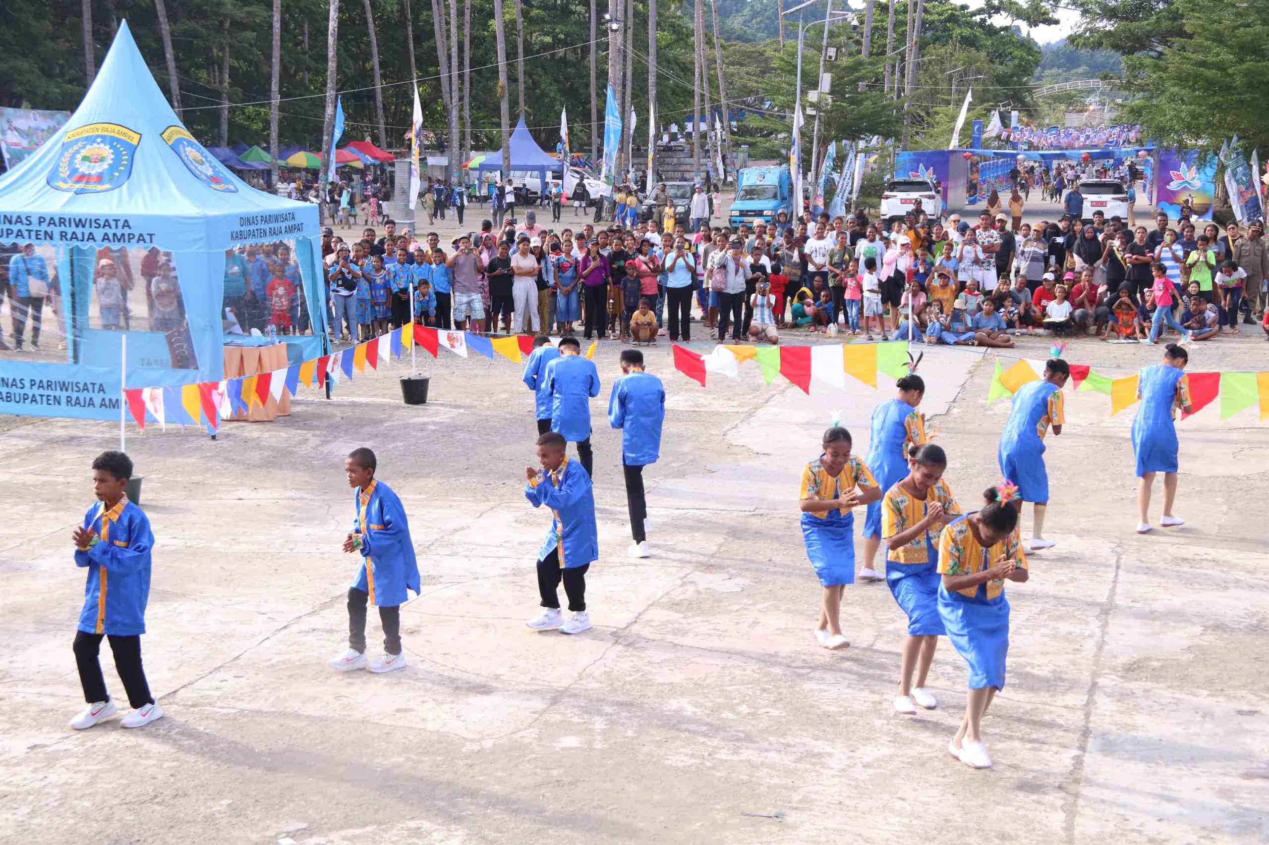 Lomba Tarian Gale-Gale Warnai Hari Pertama Festival Pesona Raja Ampat 2025