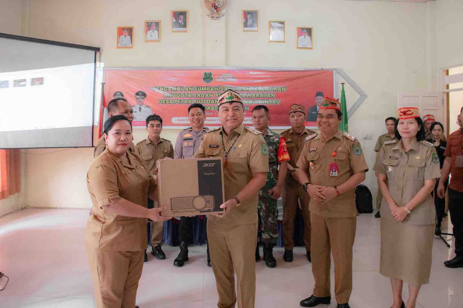Wujudkan Pemerataan Akses Digital, Wabup Kapuas Serahkan Bantuan Pendidikan untuk Dua Sekolah di Timpah