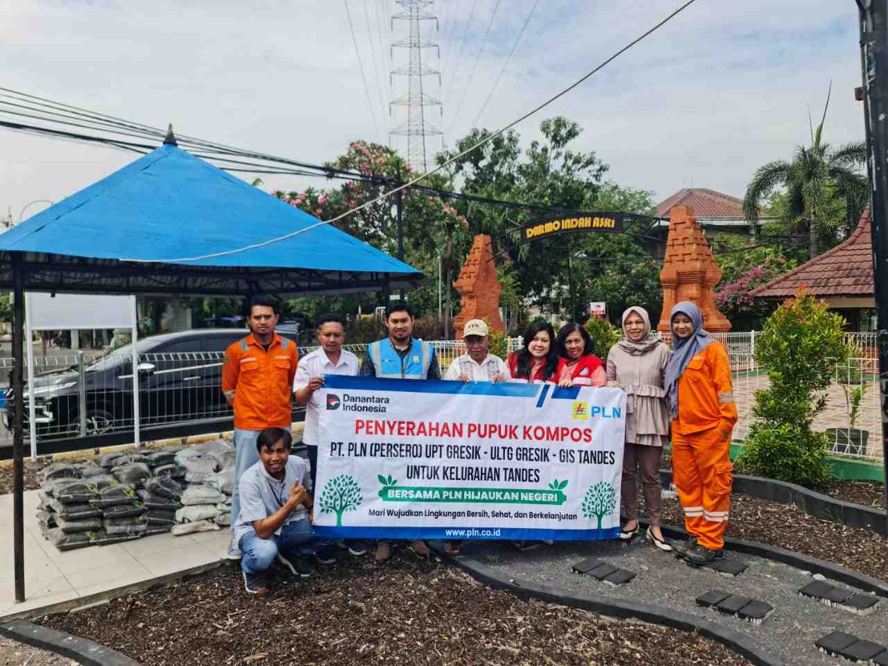 PLN UIT JBM Bagikan 300 Kg Pupuk Kompos kepada Warga Tandes