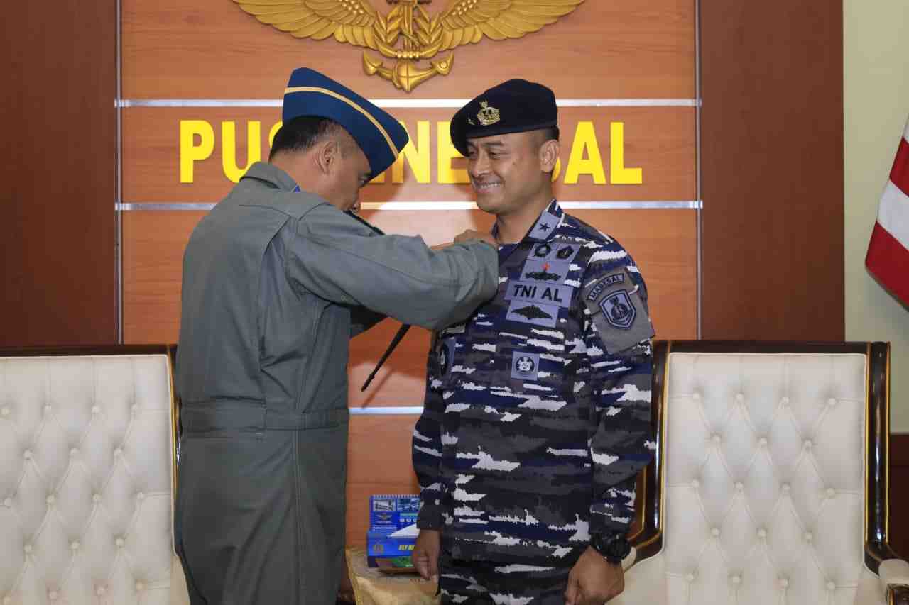 Kadispenal Laksma Tunggul Terima Brevet Kehormatan Penerbangan TNI AL
