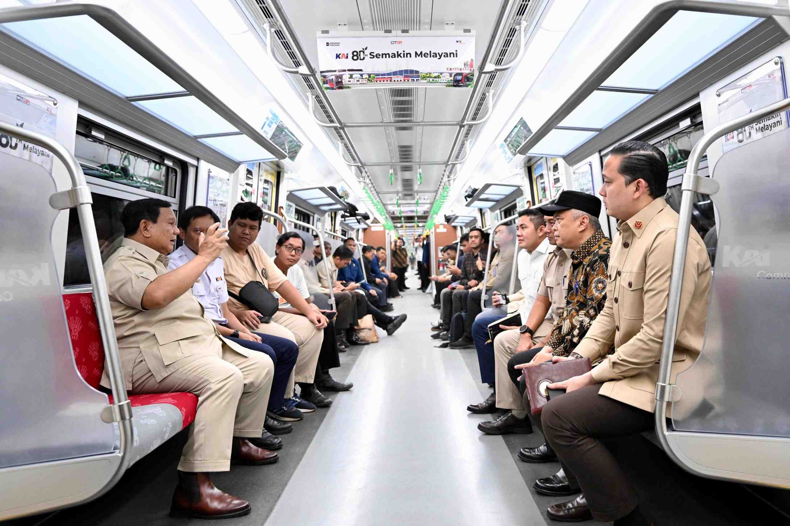 Presiden Prabowo Naik KRL, Tinjau Langsung Pelayanan Transportasi di Jakarta