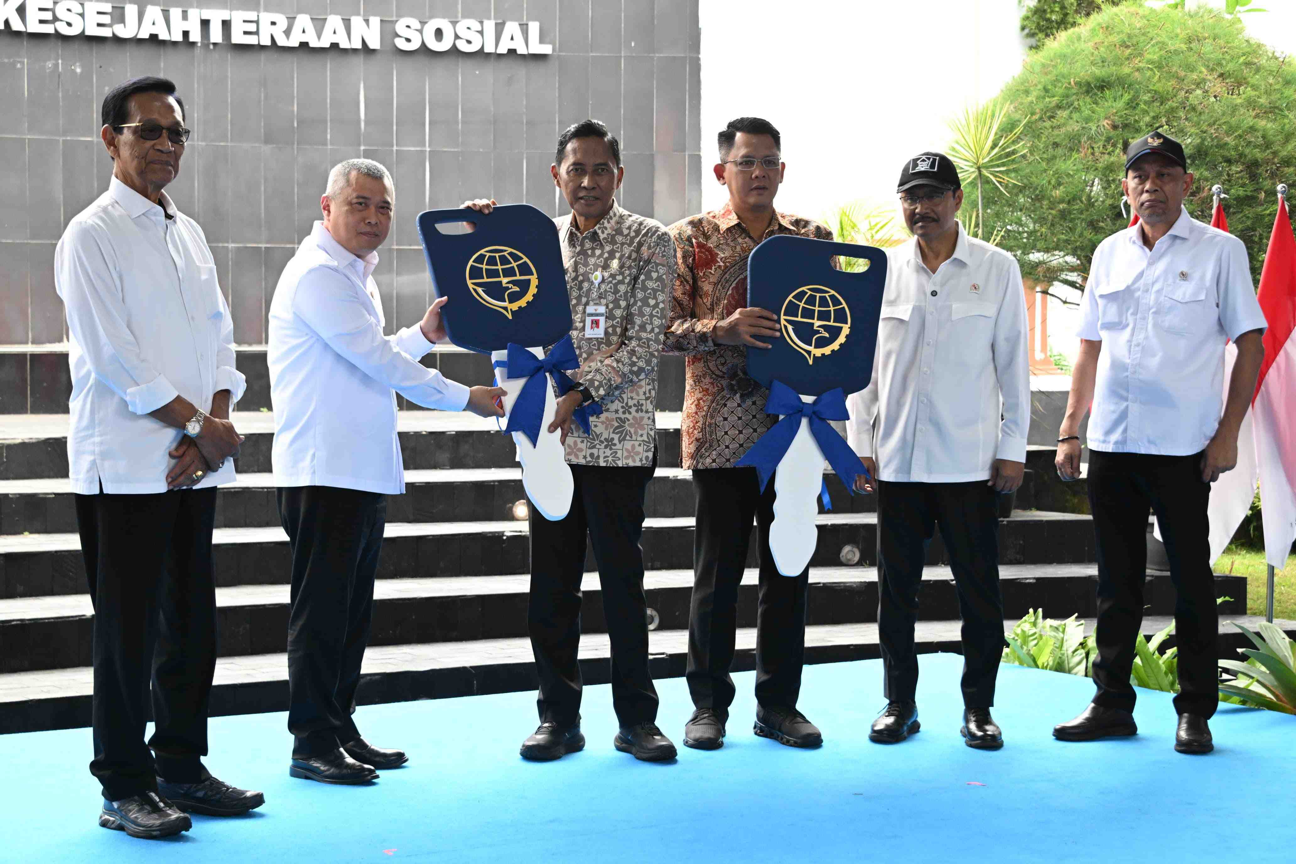 Menhub Dudy Serahkan Bus Bantuan untuk Sekolah Rakyat di Yogyakarta