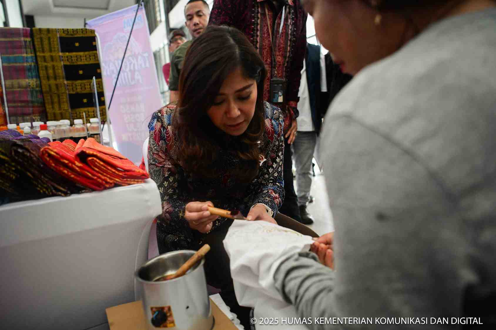 [SIARAN PERS] Meutya Hafid: Perempuan Pelaku UMKM Pahlawan Perekonomian Bangsa