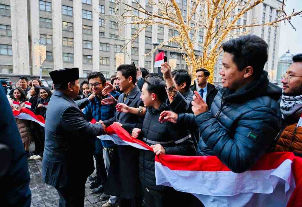 Penuh Haru, Presiden Disambut WNI di Rusia dengan Bendera dan Ucapan Selamat