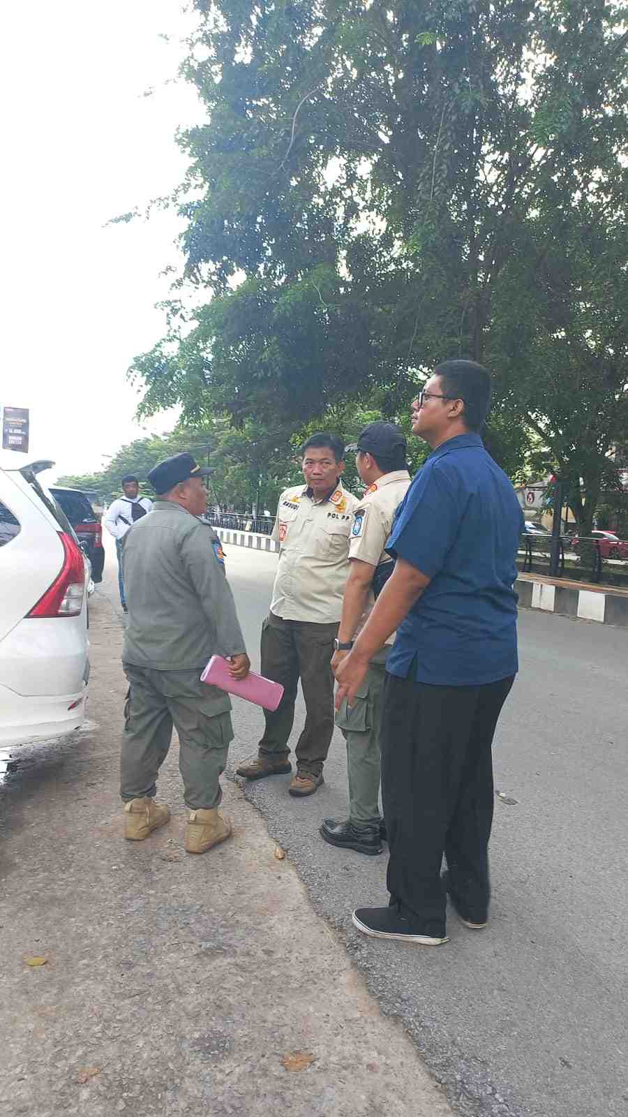 Satpol PP dan Pemdes Sungai Raya Dalam Tertibkan Usaha di Bahu Jalan