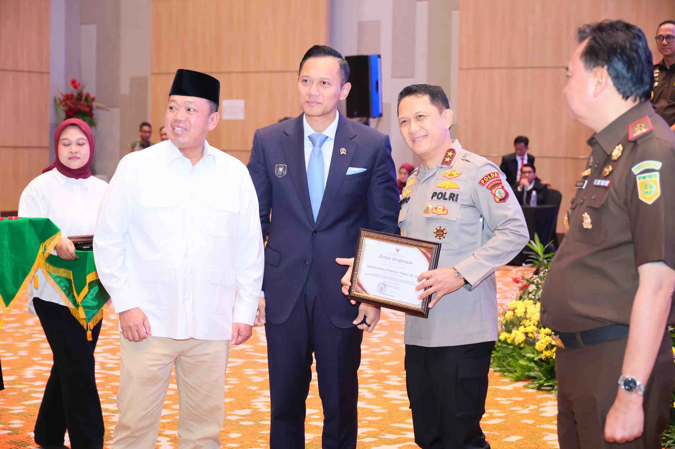 Menteri Nusron Berikan Penghargaan kepada 74 Pihak yang Berperan dalam Pencegahan Mafia Tanah 2025