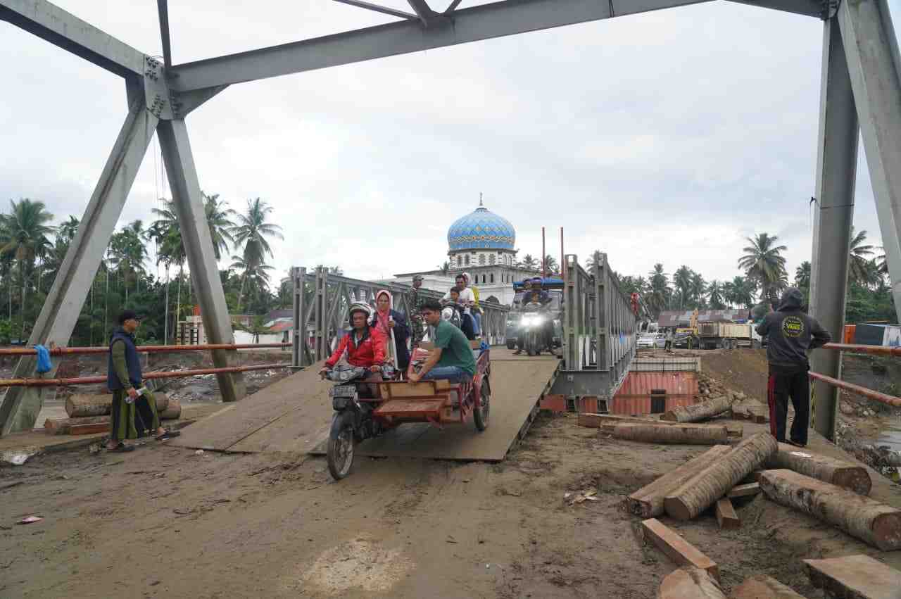 [Siaran Pers] Jembatan Teupin Mane sudah Fungsional, 12 Sorti Bantuan Dikirim lagi ke Sumatra