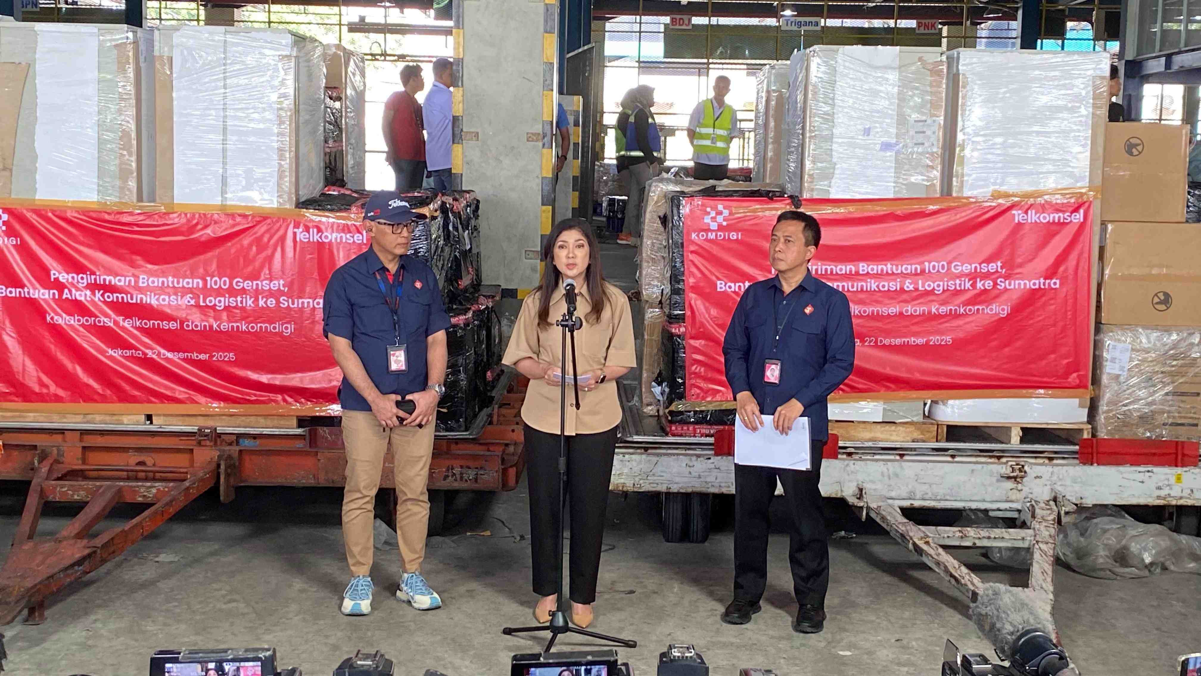 [Siaran Pers] Pemerintah Kirim Genset dan Ponsel Pintar ke Wilayah Banjir Sumatra