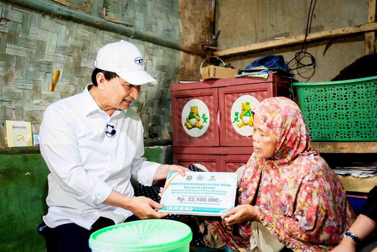 Wagub Banten Salurkan Bantuan Rumah dan UMKM di Pandeglang