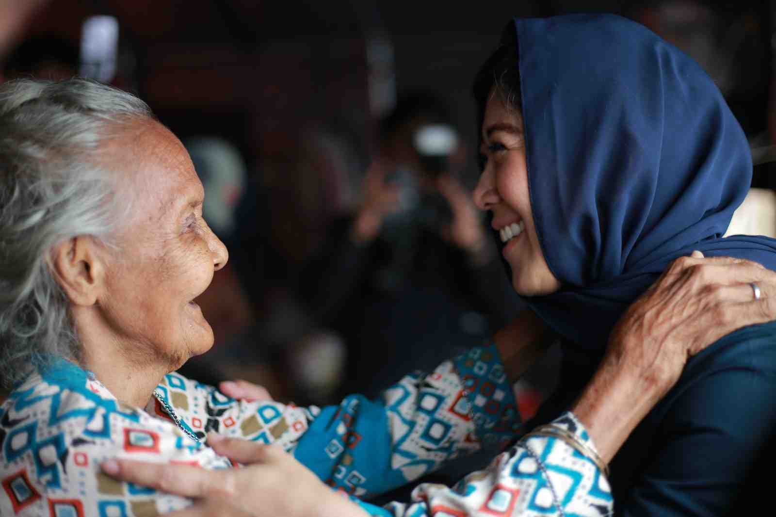 Pelukan yang Menguatkan: Kisah Nenek Siti Bertahan di Banjir Aceh