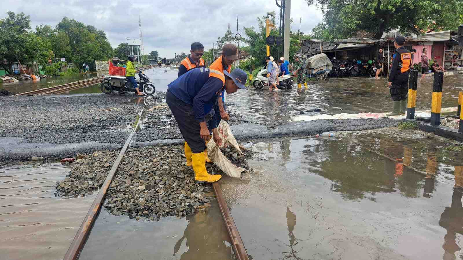 KAI Perbaiki Lintasan Terdampak Banjir, Keselamatan Jadi Prioritas