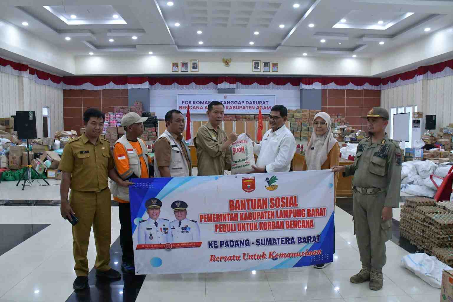 Lampung Barat Kirim Dua Truk Bantuan Logistik untuk Warga Terdampak Bencana Agam