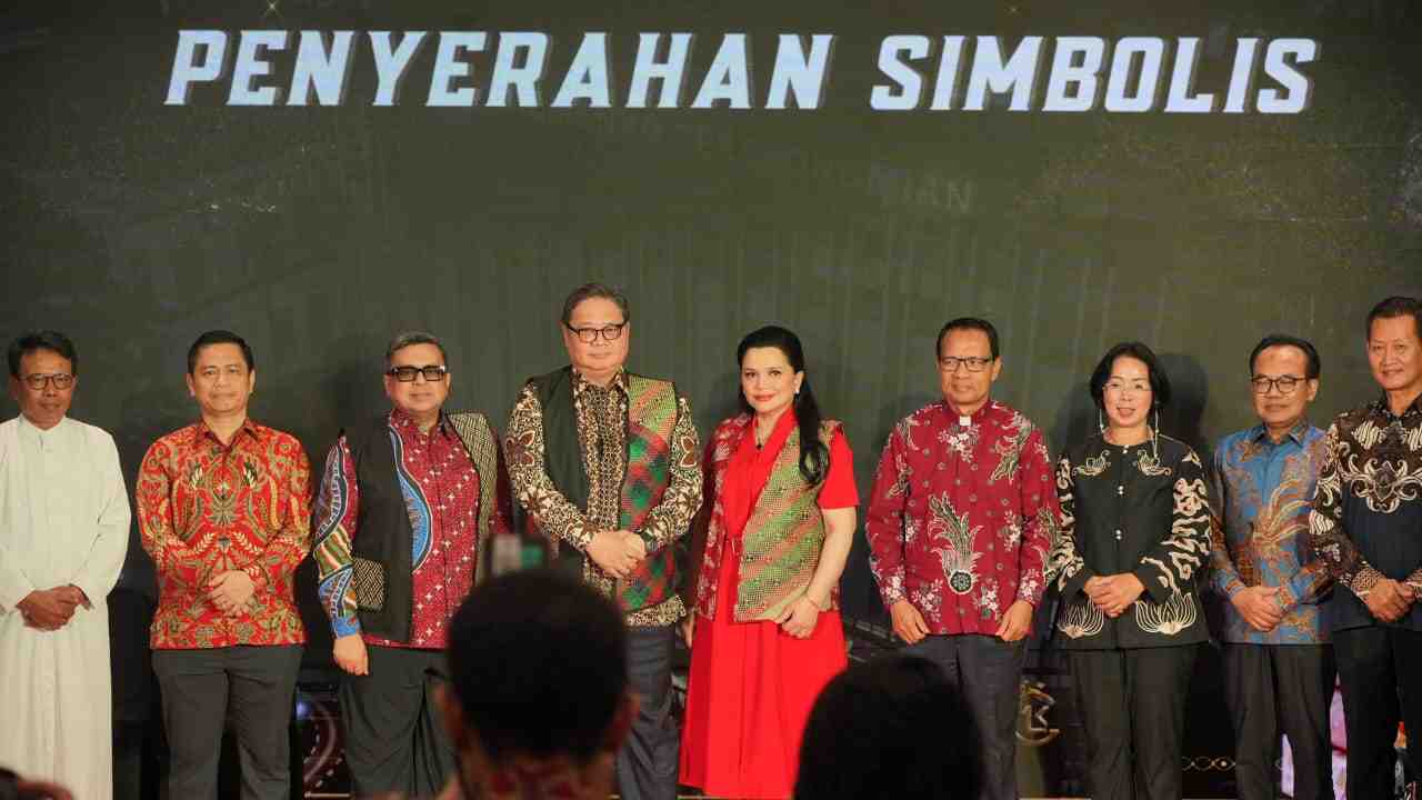 Bersama Menko Perekonomian, Kepala BPJPH Serahkan Sertifikat Halal UMK Binaan Keuskupan Agung Jakarta