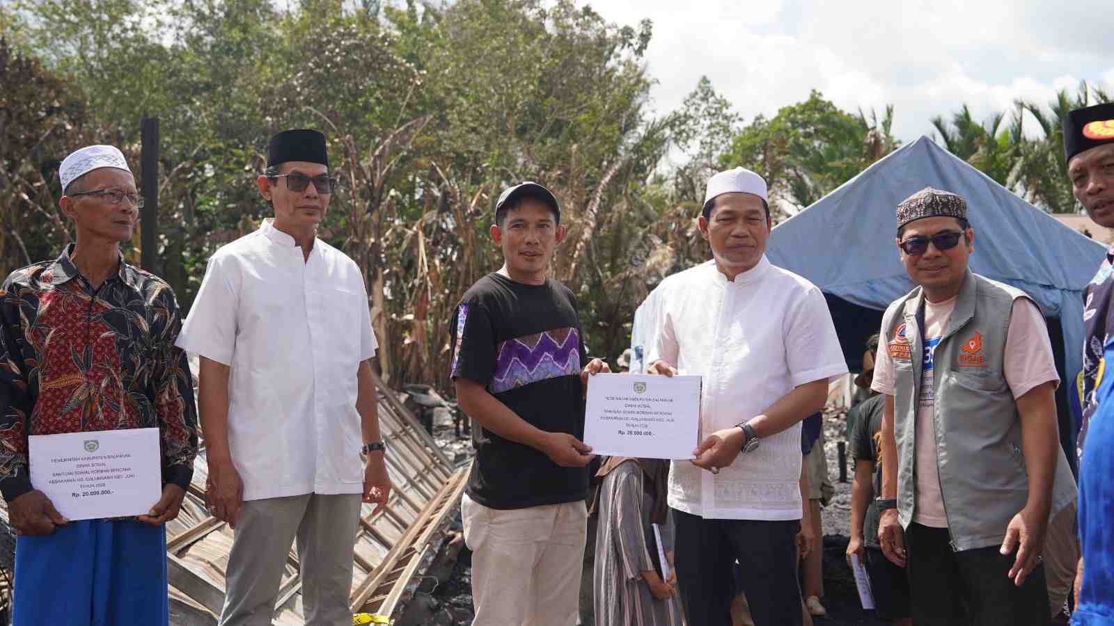 Pemkab Balangan Salurkan Bantuan untuk Korban Kebakaran di Desa Galumbang