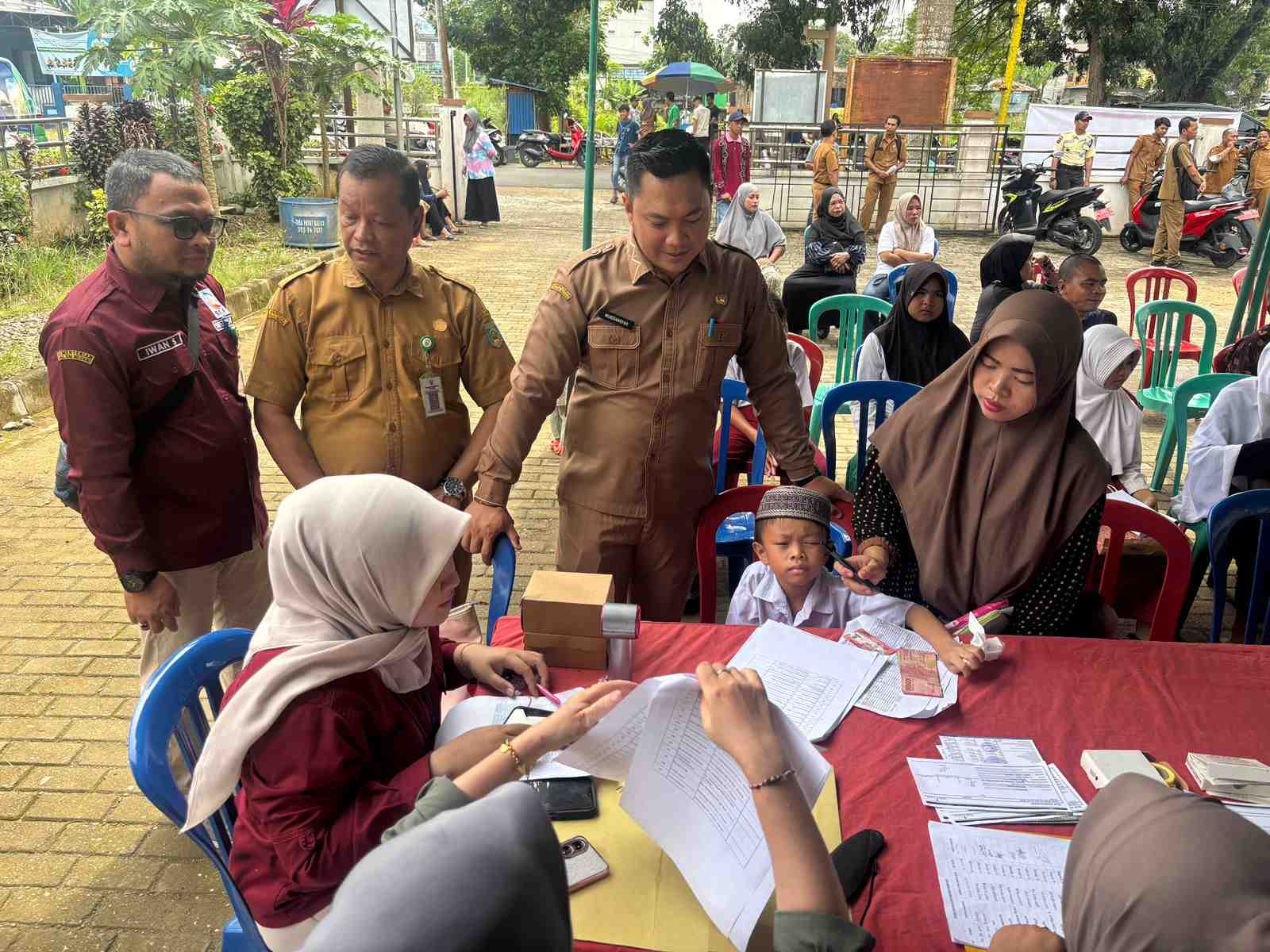 Dinsos Balangan Salurkan Bansos Permakanan dan Sandang di Awayan