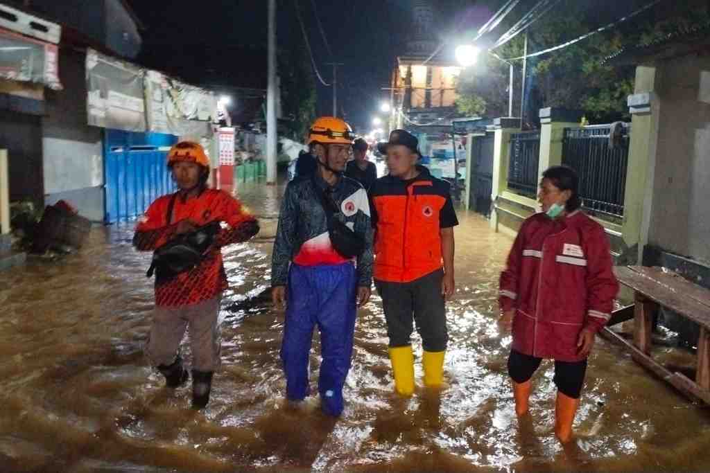 Ribuan Rumah Terendam Banjir, Warga Batang Sempat Mengungsi ke Masjid