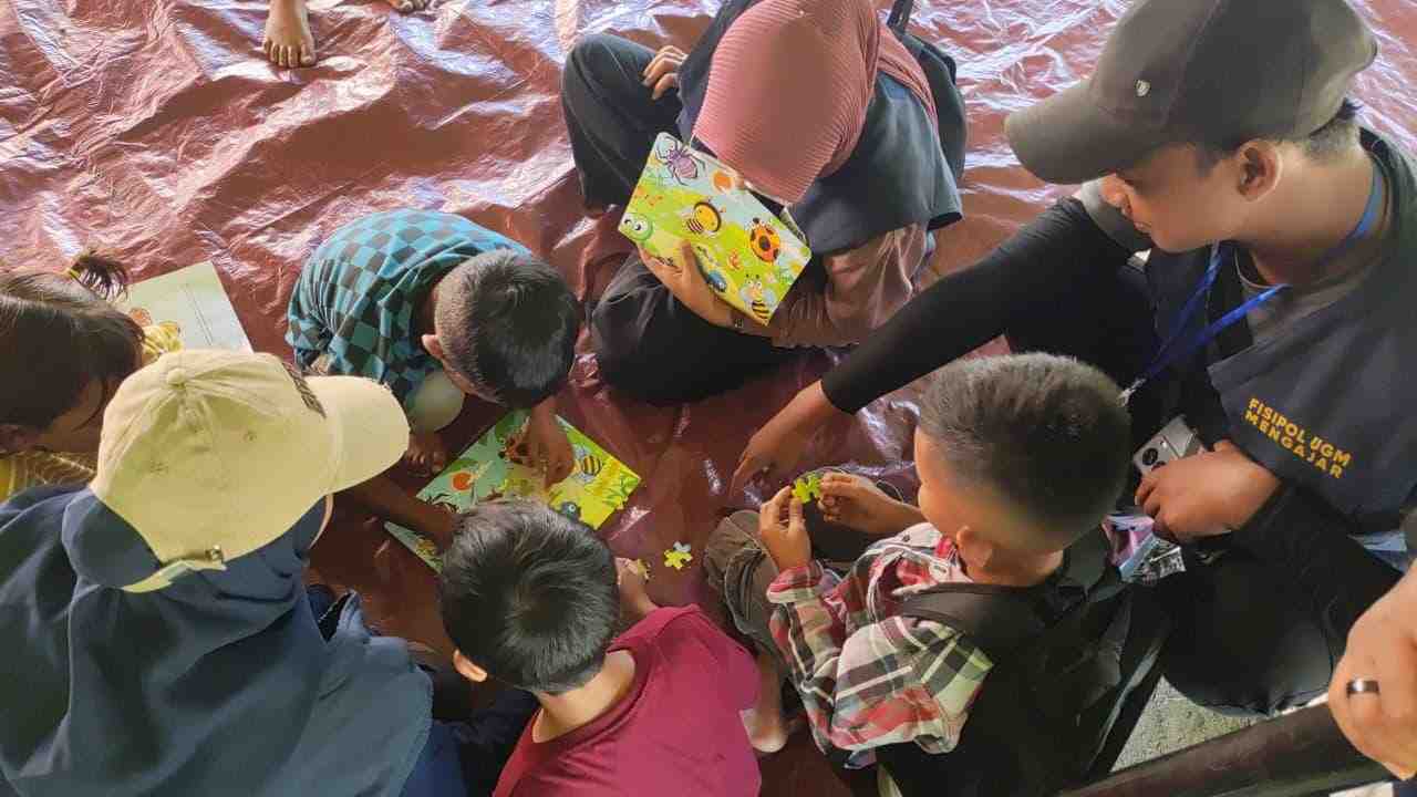 [Siaran Pers] Relawan Sukma Bangsa dan Fisipol UGM Mengajar di Pengungsian Aceh