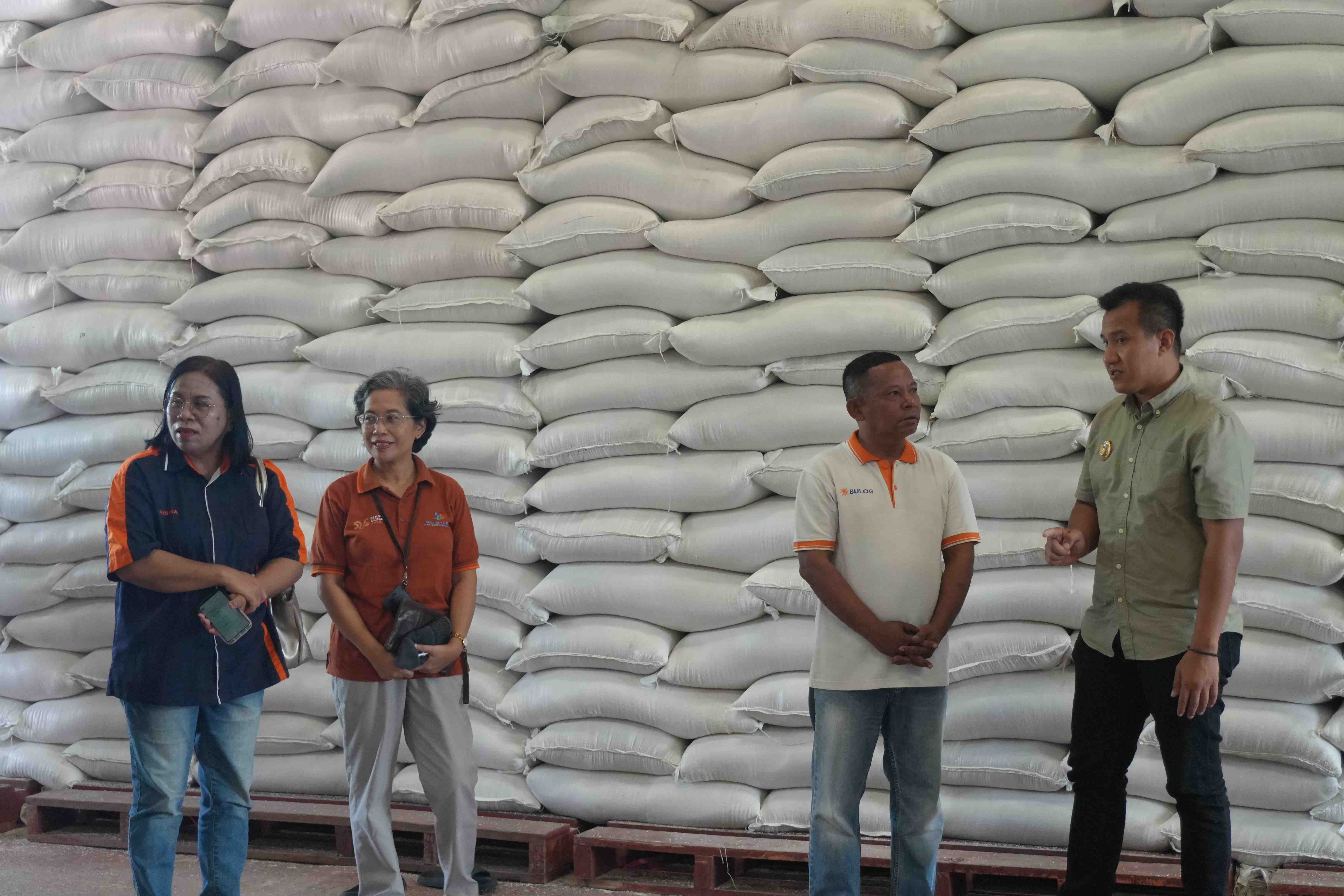 Sidak Pasar dan Bulog, Pemkab SBD Pastikan Harga Pangan Stabil dan Stok Beras Aman