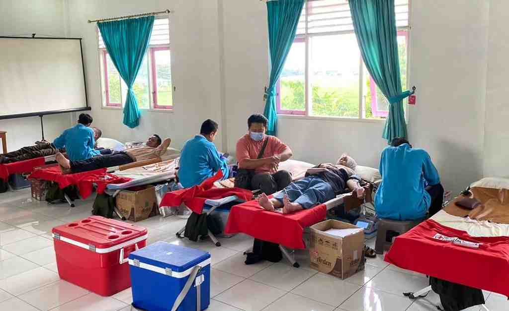Golongan A dan B Kritis, PMI Batang Gelar Donor Darah Ramadan Dapat Sarung