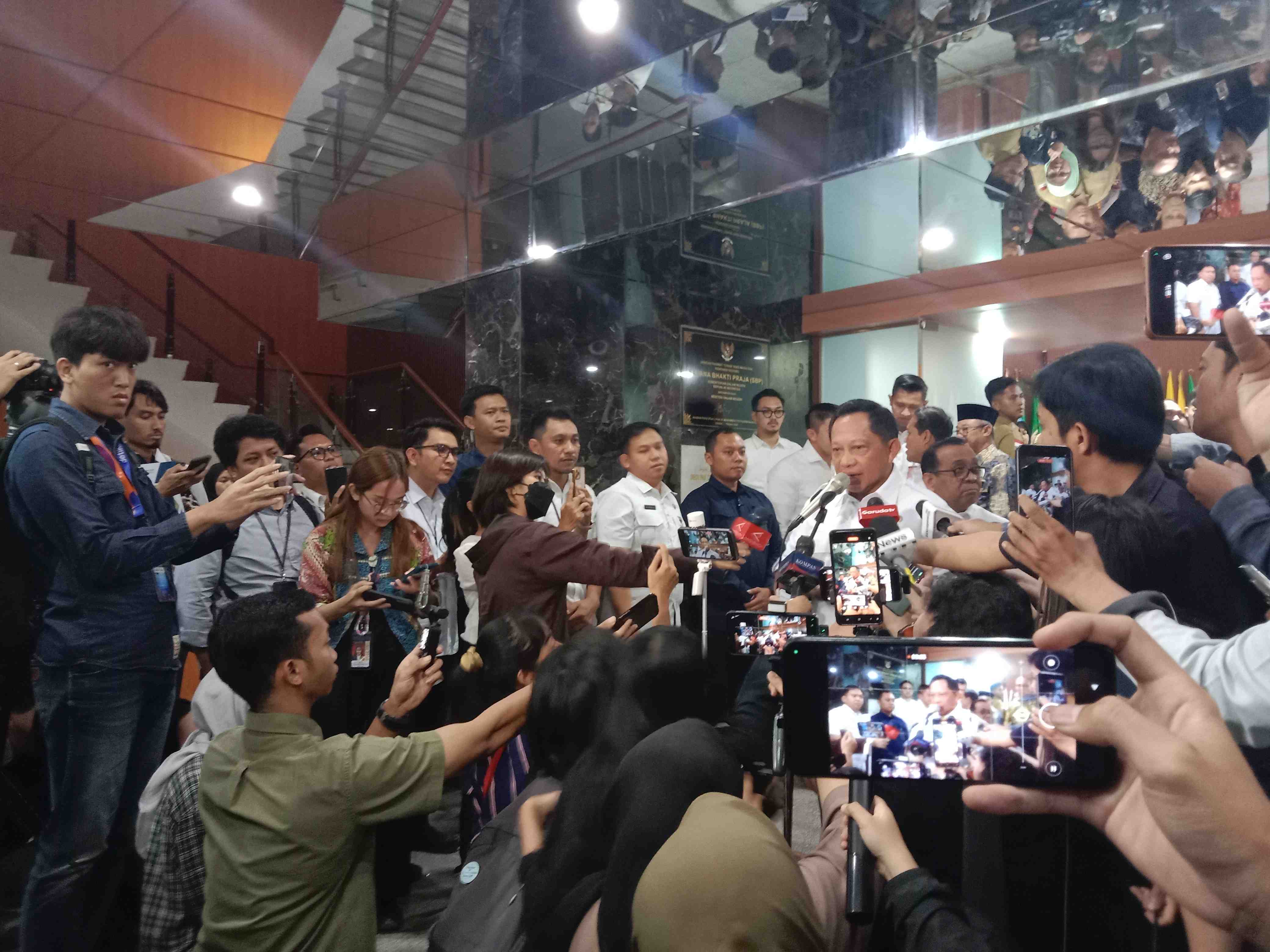Mendagri Percepat Transfer Keuangan Daerah dan Padat Karya Tunai Pascabencana Sumatra